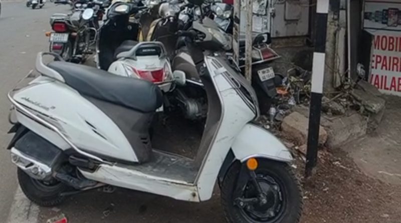 रस्ता पेठ पॉवर हाऊससमोर फुटपाथवर दुचाकींचा कब्जा; नागरिक त्रस्त, समार्थ ट्रॅफिक विभागाचे दुर्लक्ष? ??? apcs.in