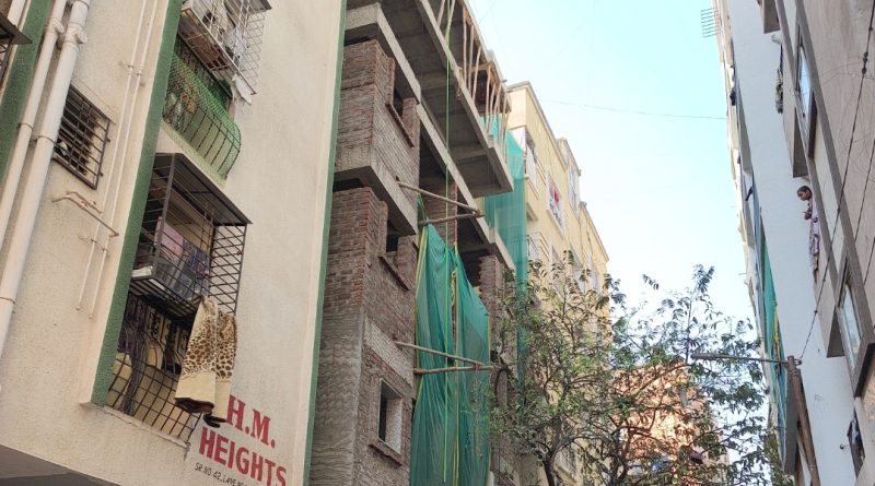 कोंढवा खुर्दमध्ये बिल्डरची मनमानी; महापालिकेच्या कारवाईनंतरही सर्व्हे नंबर ४२  पुन्हा बांधकाम सुरू,apcs.in