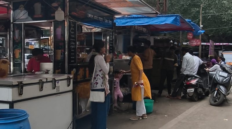 कॅम्पमध्ये गार्डन वडा-पाव स्टॉलमुळे वाहतूक कोंडी; कारवाईचा अभाव?apcs.in